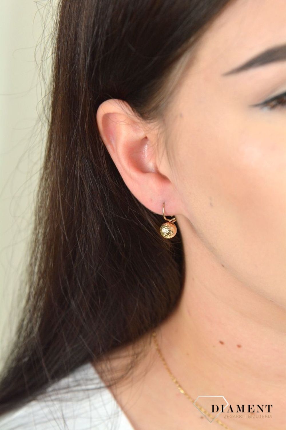 Kolczyki złote kulki wiszące grawerowane próba 375, KL 6417B 375 Złote kolczyki próby 375 wiszące kulki grawerowane. Złote kolczyki wykonane z wysokiej jakości żółtego złota, próba 375. Kolczyki w minimalistycznym stylu, wpis.jpg